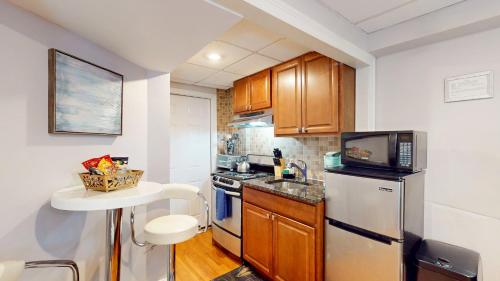 Studio Apartment Near Fenway by STARS of Boston - image 6