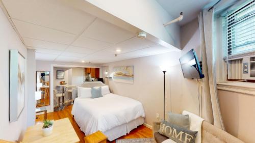 Saint Mary,Fenway,Longwood medical renovated studio, steps to MBTA