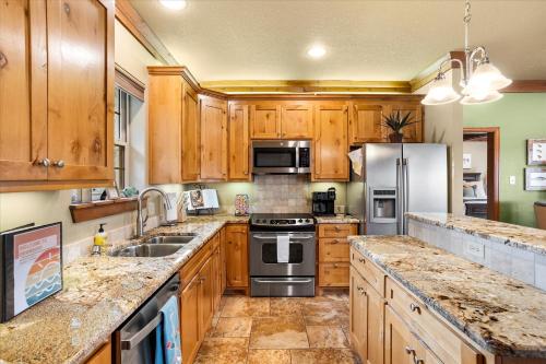 Pet-Friendly Granbury Home with Lake Access and Grill! in Granbury, USA