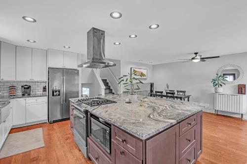 Modern Retreat with Private Pool & Yard, 10 mins to Tinley Ampitheatre home in Orland Grassland