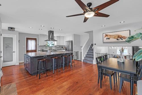 Modern Retreat with Private Pool & Yard, 10 mins to Tinley Ampitheatre home in Orland Grassland