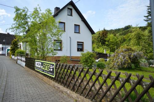 Dārzs, Franky House am Nurburgring in Quiddelbach