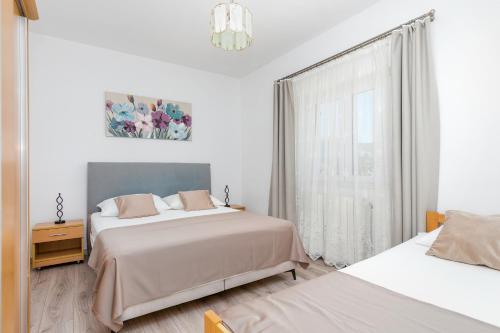 One-Bedroom Apartment with Terrace and Sea View image 9