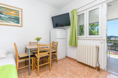 One-Bedroom Apartment with Terrace and Sea View image 3