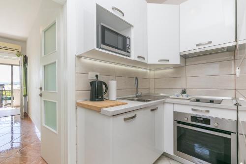 One-Bedroom Apartment with Terrace and Sea View image 5
