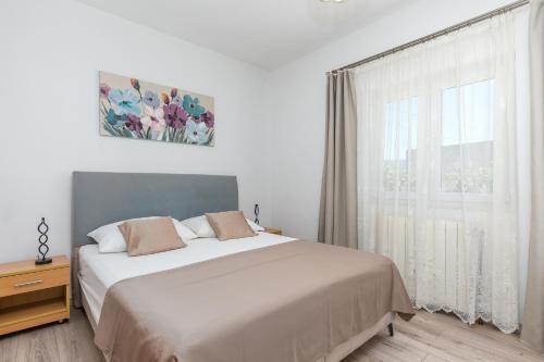 One-Bedroom Apartment with Terrace and Sea View image 7