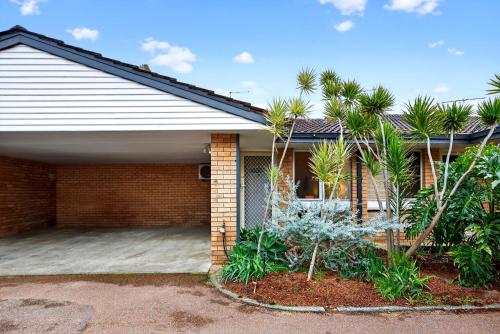 Bright 2-Bed Unit Near Scarborough Beach - image 2