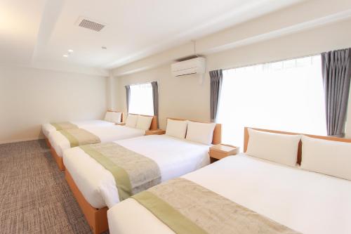Deluxe Family Room image 8
