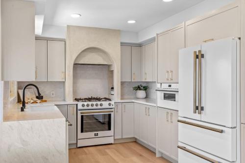 Lux 3M Estate Pool 16 plus AC in Del Cerro