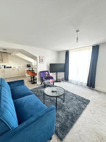 Konyha, Modern 2 Bedroom First Floor Apartment, Free Parking, Woking in Moffat