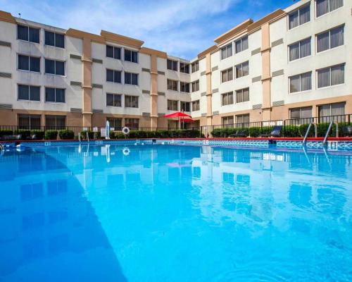 Piscina, Ramada by Wyndham Birmingham Airport in Birmingham (AL)