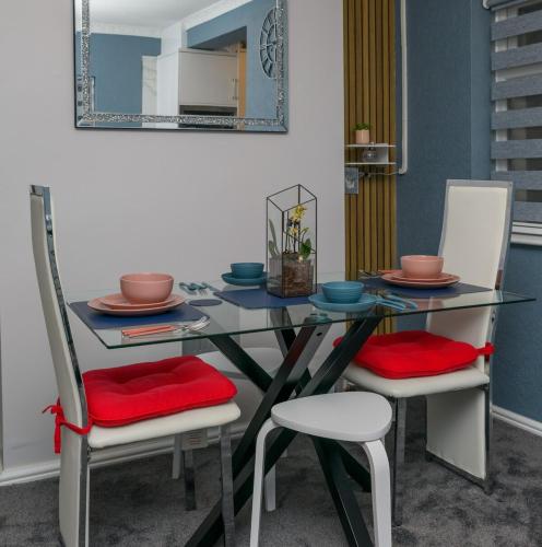 The Whitehouse M6, Junction 10 With Parking in Bentley