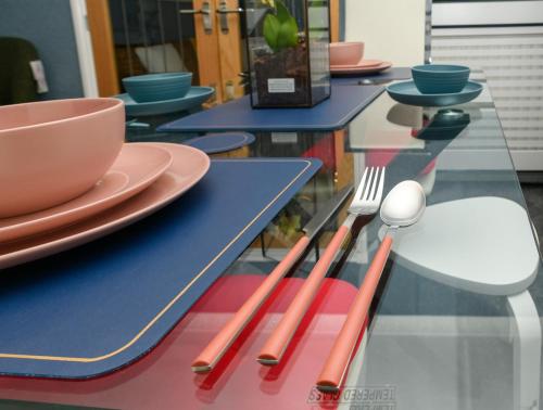 The Whitehouse M6, Junction 10 With Parking in Bentley