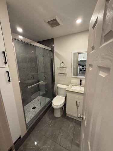 King-Queen Walk-in Residence - Walk to CN TOWER,SUBWAY,CONCERTS,PUBS,PARKING near ตลาดเคนซิงตัน