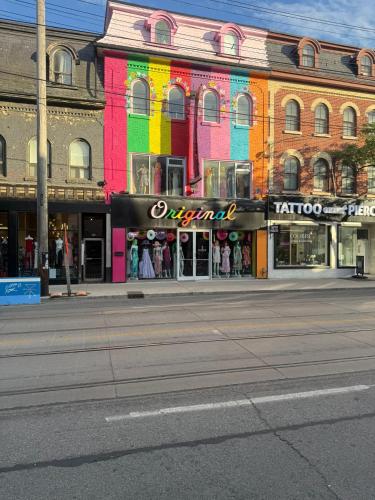 King-Queen Walk-in Residence - Walk to CN TOWER,SUBWAY,CONCERTS,PUBS,PARKING near ตลาดเคนซิงตัน