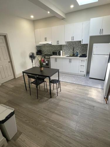 King-Queen Walk-in Residence - Walk to CN TOWER,SUBWAY,CONCERTS,PUBS,PARKING near ตลาดเคนซิงตัน