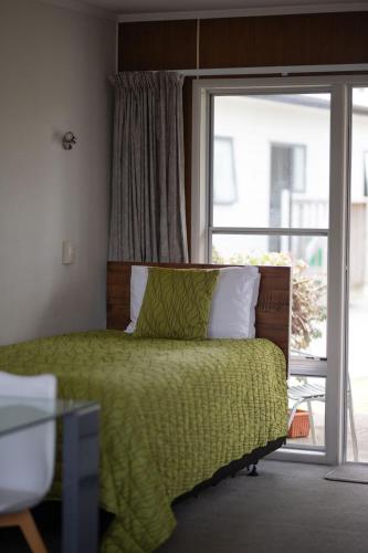 1 queen bed, 1 twin bed