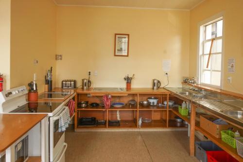 Kitchen, Empire Hotel Backpackers in Oamaru