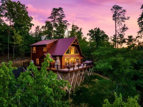 Smokies Sanctuary - Hot Tub on deck!Grill, Foosball, Firepit, Egg Chair