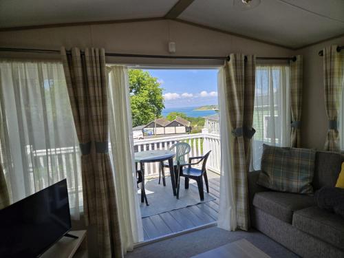 luxury new 3 bed caravan with stunning sea view on private beach in Thorness bay in West Wight