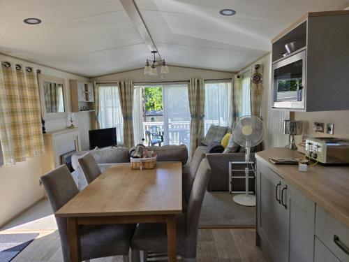 luxury new 3 bed caravan with stunning sea view on private beach in Thorness bay in West Wight