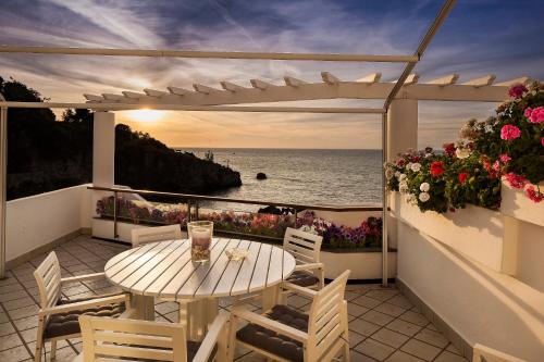 Ischia Blu Resort Room Type - Deluxe Three-Bedroom Apartment with Sea View Ischia Blu Resort Room Type - Deluxe Three-Bedroom Apartment with Sea View