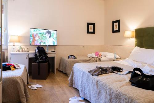 1 queen bed, 2 twin beds