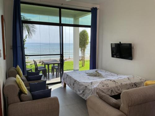 BambooBeachVilla1 AC New OCEANFRONT POOL sunsetview garden kitchen SATELLITE STARLINK WI-FI in ディミアオ