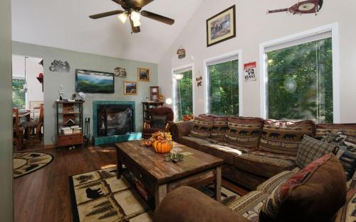 Simply Blessed - Accommodation - Sevierville