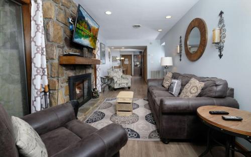Creekside Retreat 179 - Cozy Gatlinburg condo with wifi and creek view! - image 10
