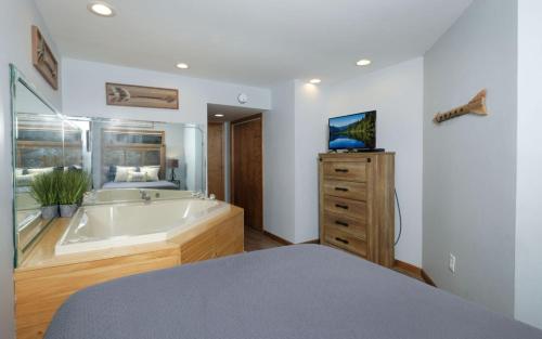 Creekside Retreat 179 - Cozy Gatlinburg condo with wifi and creek view! - image 8