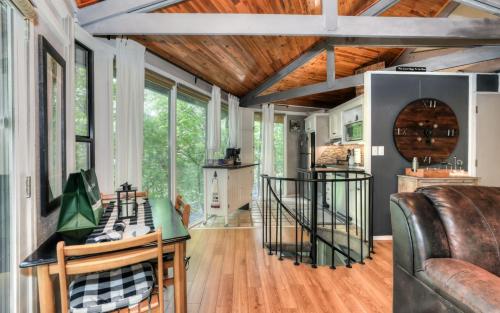 Удобства, Treetopper Hideaway - A Relaxing Chic Bungalow in Big Canoe