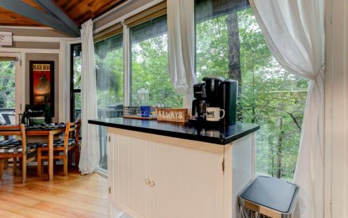 Удобства, Treetopper Hideaway - A Relaxing Chic Bungalow in Big Canoe