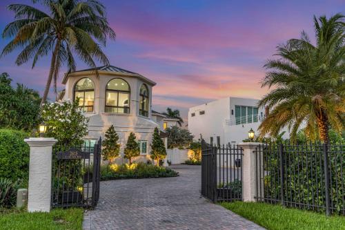 Villa on Intracoastal Beach in proximity Waterfront Views Access Fogg Key VlLLAS in Fort Lauderdale, USA
