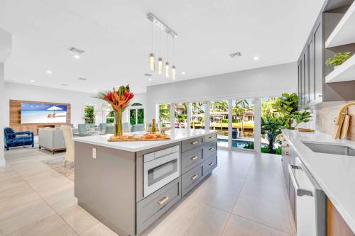 Villa on Intracoastal Beach in proximity Waterfront Views Access Fogg Key VlLLAS in Fort Lauderdale, USA