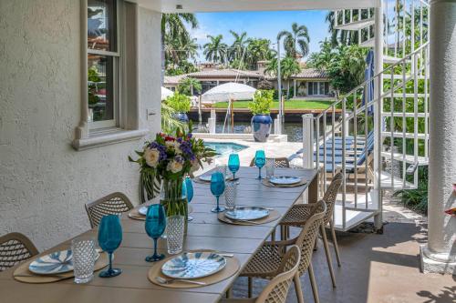 Villa on Intracoastal Beach in proximity Waterfront Views Access Fogg Key VlLLAS in Fort Lauderdale, USA