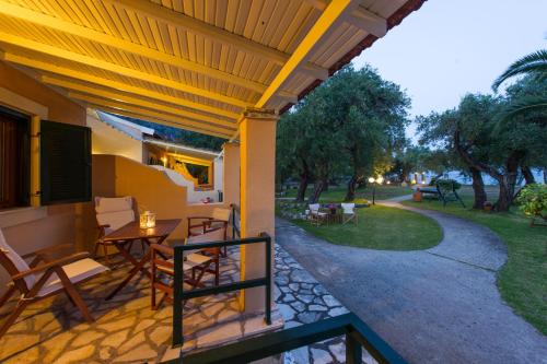 Renata Rooms & Studios - Beachfront, Large Garden & Free Parking 2