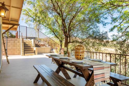 Sunset House Joshua Tree Infinity Pool Spa Views Hiking Trail in Yucca Valley, USA