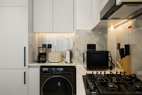 Luxury 1BR Apt Binghatti Amber Prime Location, Dubai (photo 2)