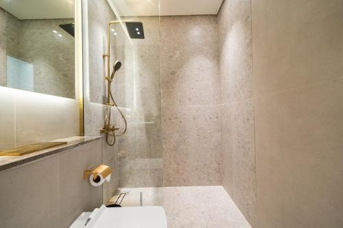 Luxury 1BR Apt Binghatti Amber Prime Location, Dubai (photo 5)