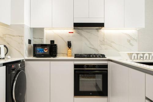 Luxury 1BR Apt Binghatti Amber Prime Location, Dubai (photo 7)