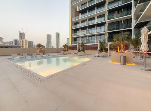 Luxury 1BR Apt Binghatti Amber Prime Location, Dubai (photo 9)