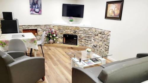4th Street Studio By Downtown and Airport