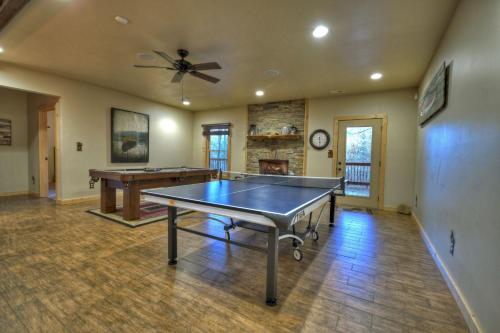 5 OClock Somewhere Hot tub fireplace pool table and more in Mineral Bluff, USA
