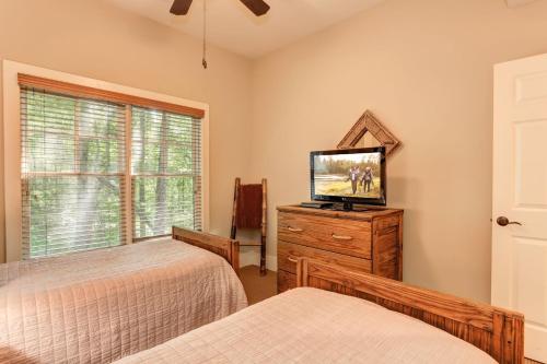 Stars Align Cottage - Relaxing Hot Tub Comfy Outdoor Seating More - image 13