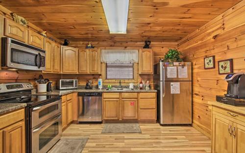 Gatlinburg High End Cabin: Hot Tub Pool Table and More! - image 10