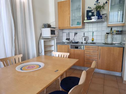 One-Bedroom Apartment with Lake View image 6