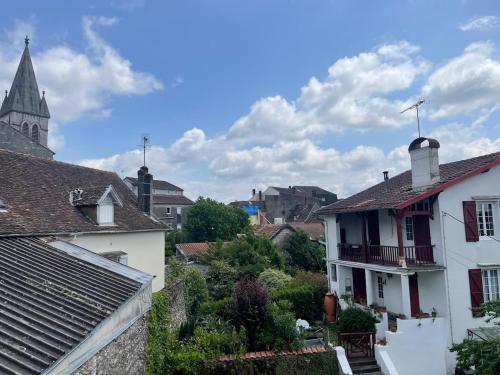 Charmant appartement 2 chambres entierement renove avec parking au calme tout en etant a deux pas de in Orthez