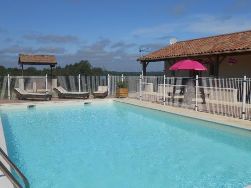 Peldbaseins, L'Auberge in Abjat-sur-Bandiat