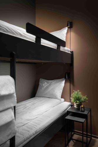 1 queen bed, 1 bunk bed